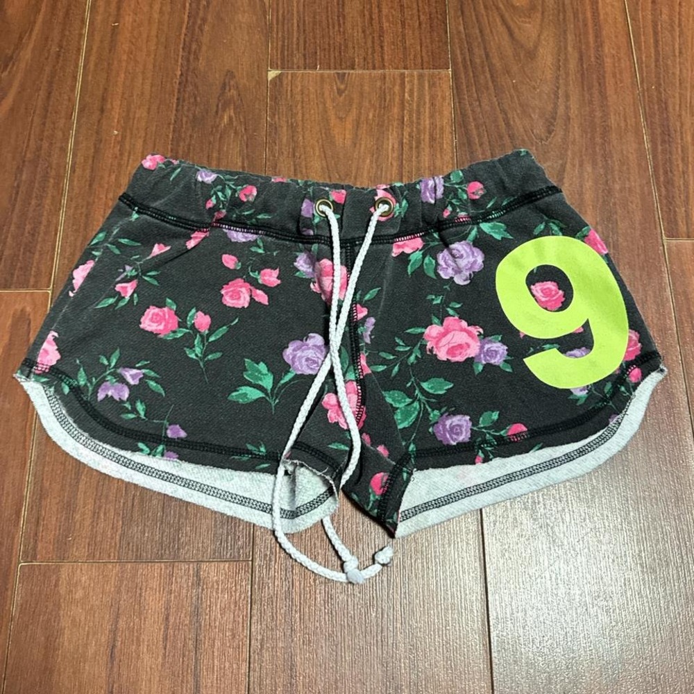 Y2K Derek Heart Floral Black Shorts Size Women's‎ XS